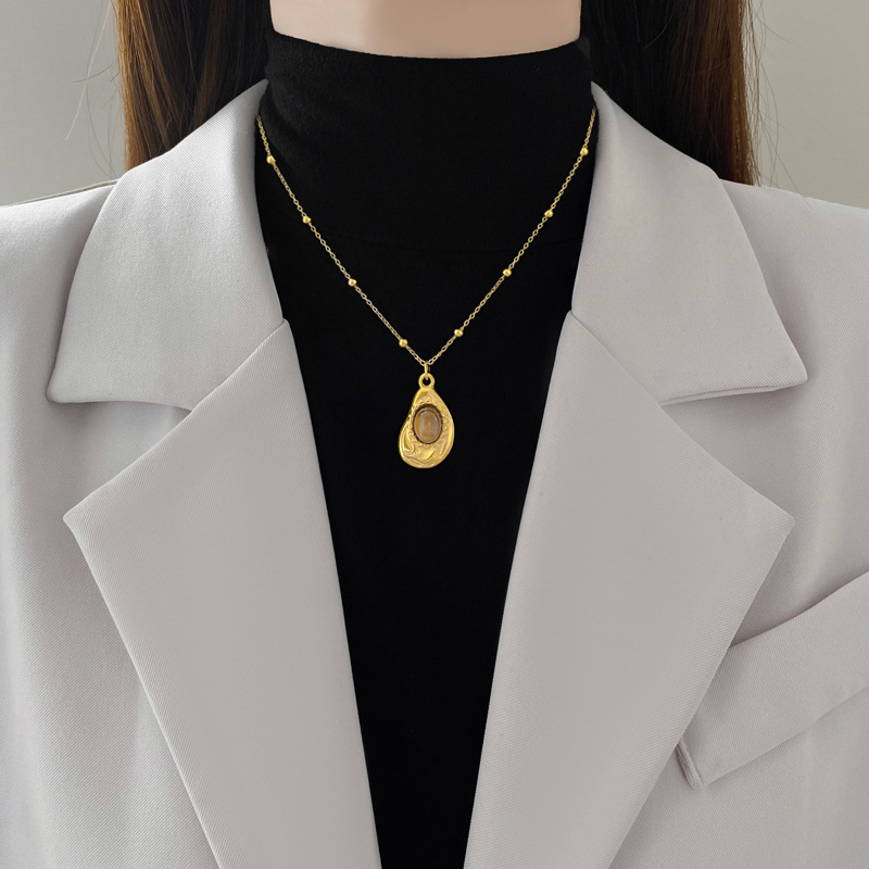 Collier minimaliste en or pour femme design et élégance_voghion.com