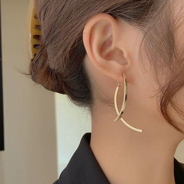 2023 nueva Corea del Sur nuevo estilo frío Cruz pendientes metal de las mujeres personalidad moda temperamento oído joyería