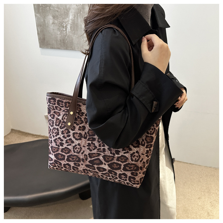 This is a new 2024 trendy and stylish large-capacity handbag for women. It is a fashionable and stylish single-shoulder tote bag for autumn and winter undefined