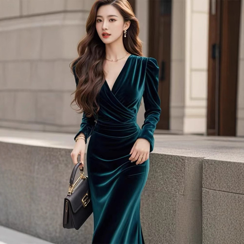 Autumn and winter French royal sister style dress high-end temperament dark green velvet dress grade new 2024