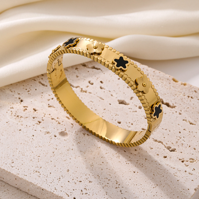 Pulsera de acero de titanio de estilo explosivo transfronterizo europeo y americano para mujer, temperamento que no se desvanece, todo fósforo, flor de cinco hojas, fritillaria, joyería ligera de lujo al por mayor