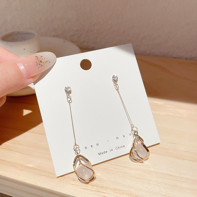 Pendientes transfronterizos, pendientes de metal de alta calidad, pendientes de 2025 nuevos pernos de moda, temperamento ligero y lujoso, pendientes de atmósfera