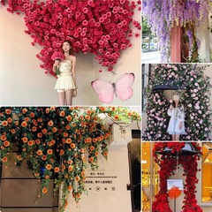 バラの滝の装飾の壁面の造景の門口のシミュレーションの花の壁のパイプは装飾ネットの赤いカードを遮って写真を撮ります。