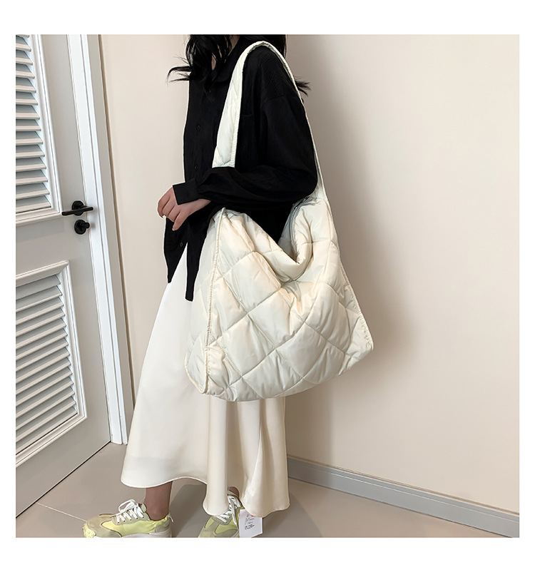 Women's Large Pu Leather Solid Color Lingge Streetwear Square Zipper Shoulder Bag display picture 8