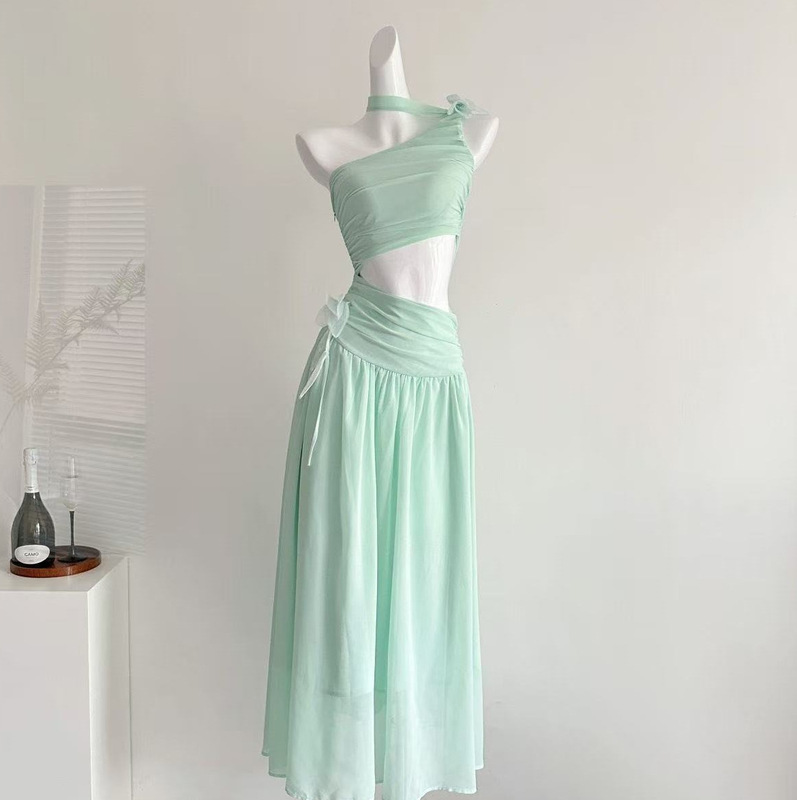 Super sexy and elegant one-shoulder French tea dress with hollowed-out waist, loose fit, slimming, pleated, and sleeveless long dress Super sexy and elegant one-shoulder French tea dress with hollowed-out waist, loose fit, slimming, pleated, and sleeveless long dress