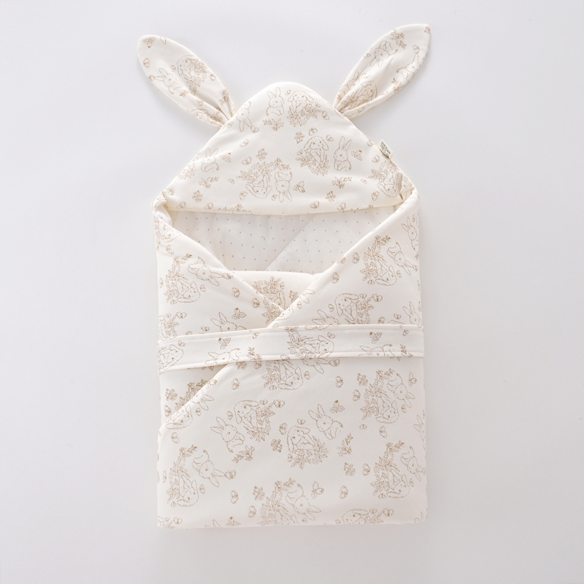 두 마리의 작은 토끼를 덮는 것