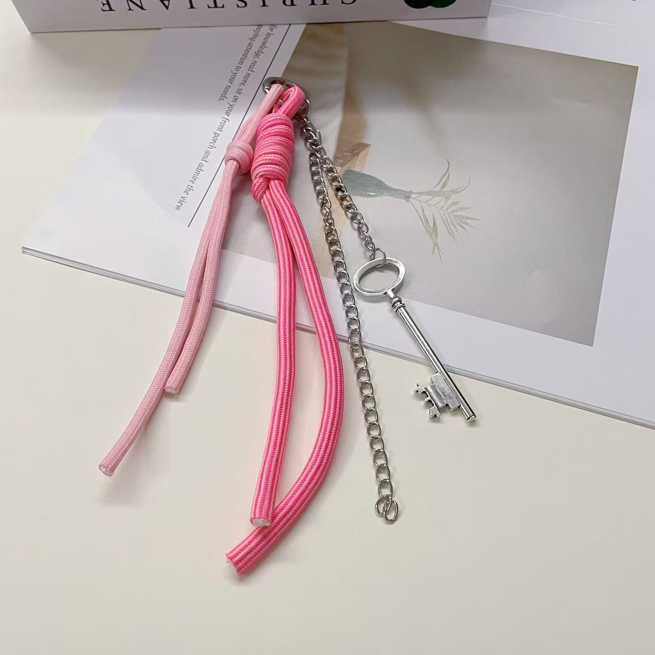 장미 줄무늬 밧줄과 열쇠