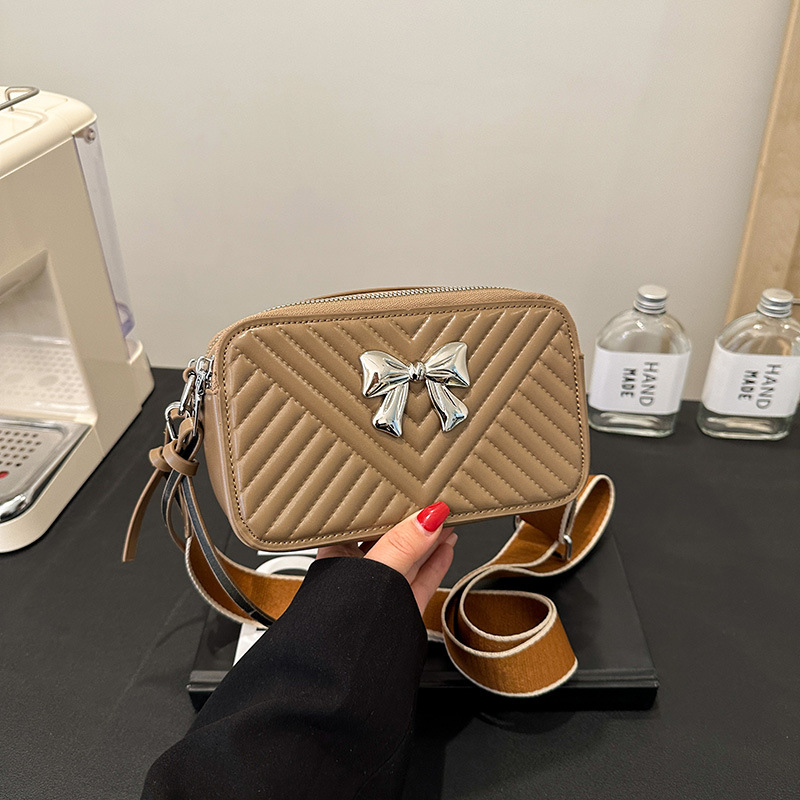 Bolsos transfronterizos para mujer 2024 nuevo bolso de cámara de todo fósforo de moda de alta gama casual simple bolso cuadrado pequeño de mensajero de un solo hombro