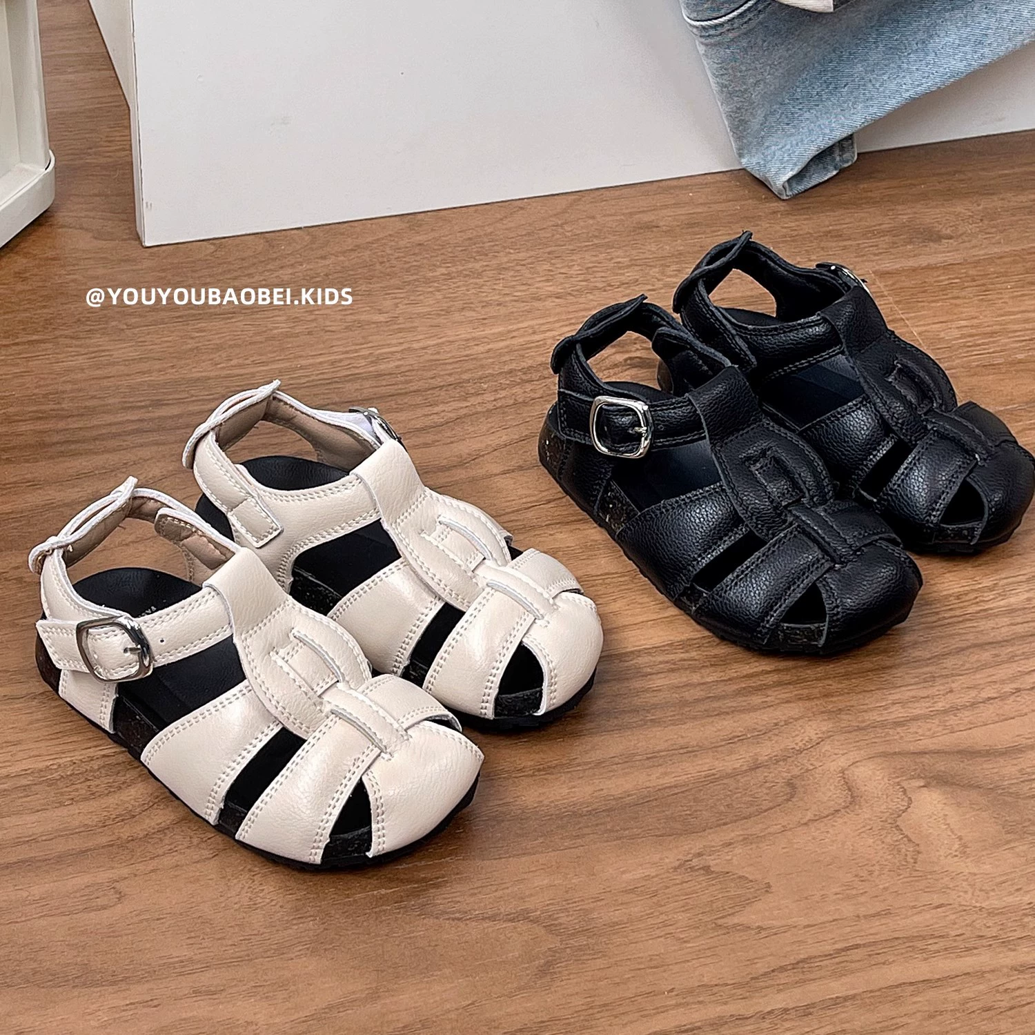 Летние сандалии для девочек 2025 года, корейский стиль, черные, туфли принцессы, босоножки для маленьких девочек, римские туфли с мягкой подошвой, пляжная обувь