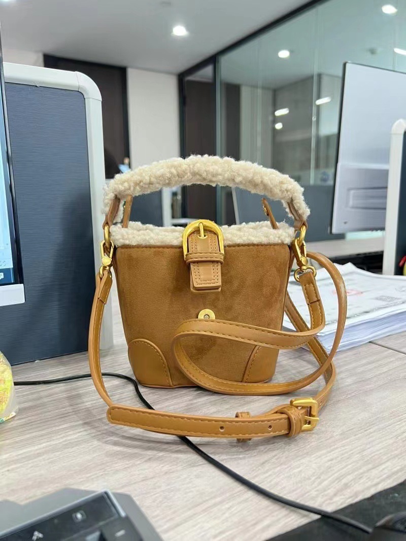 2023 Neue Herbst/Winter-Diagonal-Straddle-Tasche für Damen-Freizeit, Retro- und vielseitige Atmosphäre, Plüsch-Rand-Handheld-Umhängetasche, Plüsch-Tasche_voghion.com