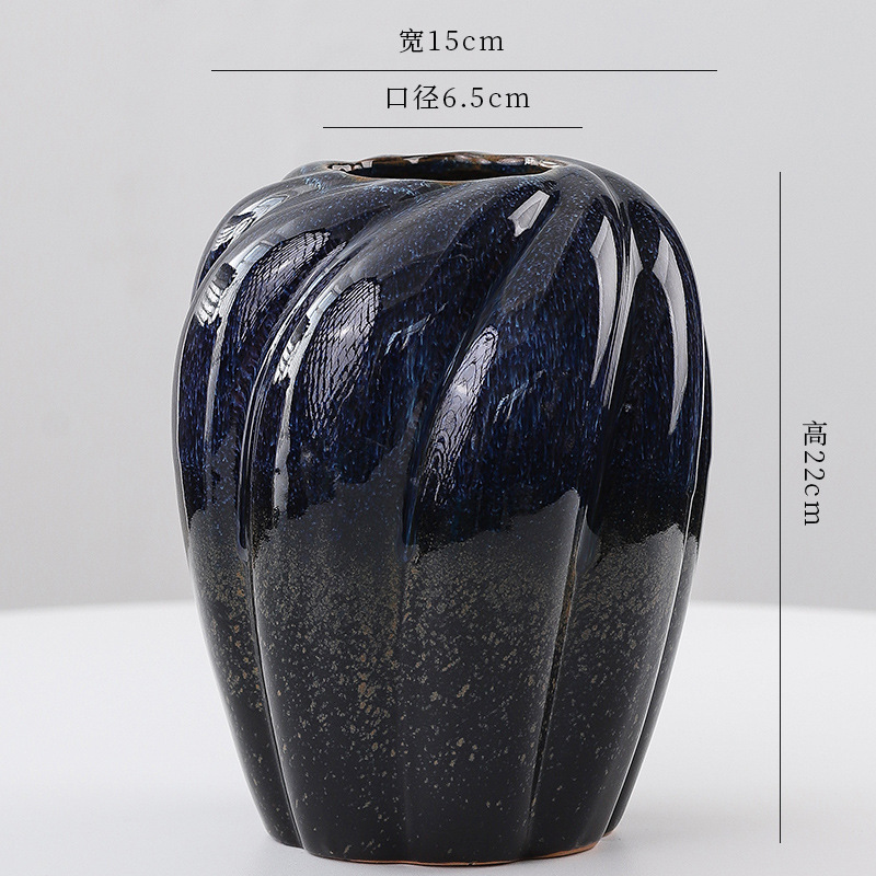 汝窯花瓶陶磁器中国式高級感民宿ホテルに生花を挿します。|undefined