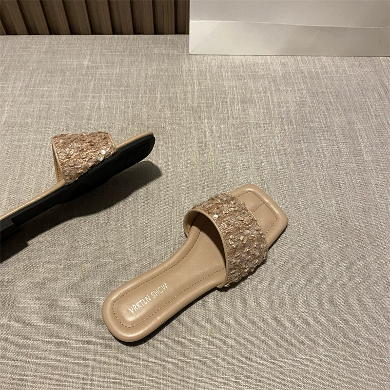 Тапочки и тапочки блестящие плоские подошвы прохладные низкоблески летом 2025 года квадратная голова перетаскивает новый год с открытыми пальцами