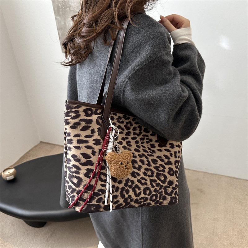 Este año, la popularidad de la bolsa de imprenta de leopardo retro 2024 invierno nuevo estilo simple de gran capacidad bolsa de viaje de trabajo casual mujer