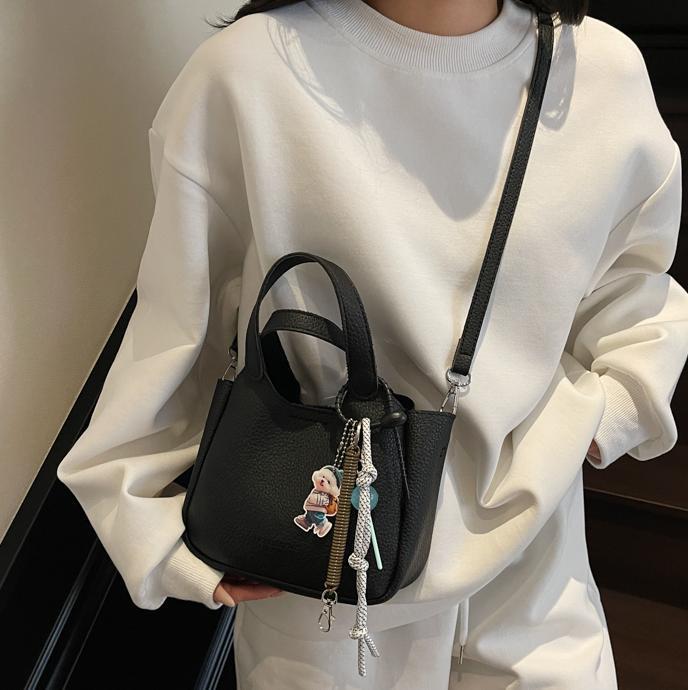 Bolso de cubo de mano transfronterizo sentido de alta gama para mujer 2025 nuevo bolso de mensajero de un solo hombro simple y versátil bolso de canasta de verduras de nicho