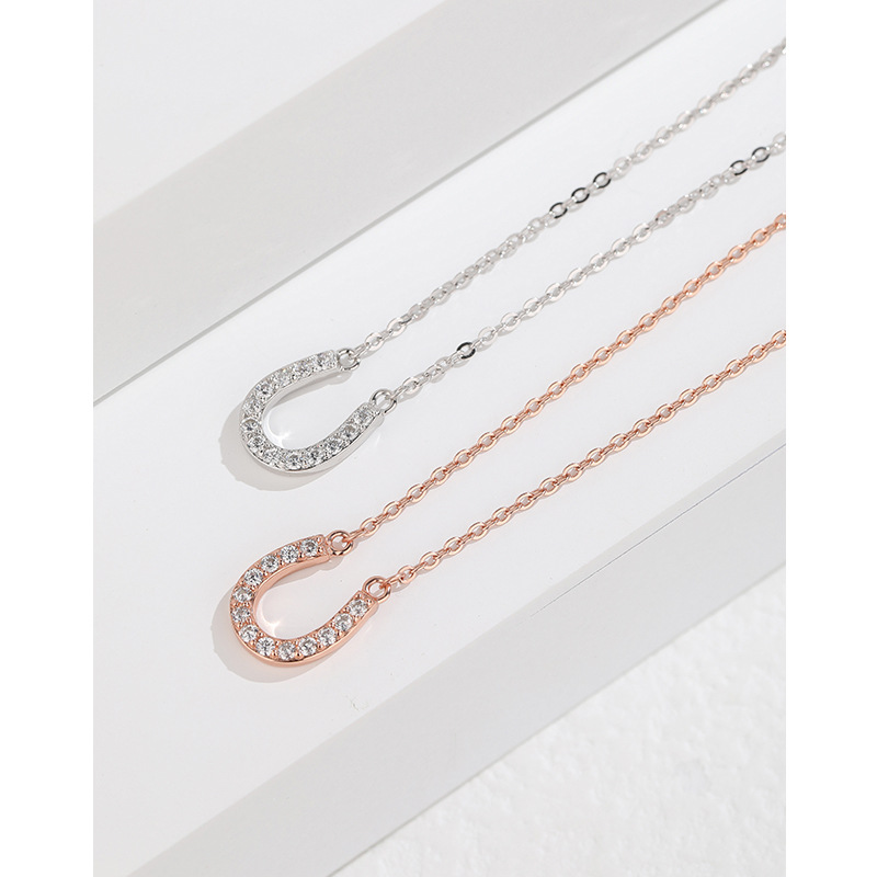 Herradura collar en forma de U para las mujeres 925 Luz de plata de ley de lujo simple todo-fósforo diseño de nicho completo colgante de diamantes de alta calidad Cadena de clavícula