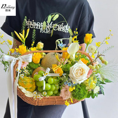 中秋節の月餅の生花は花のかごを手にして藤を作って果物のかごを編みます。