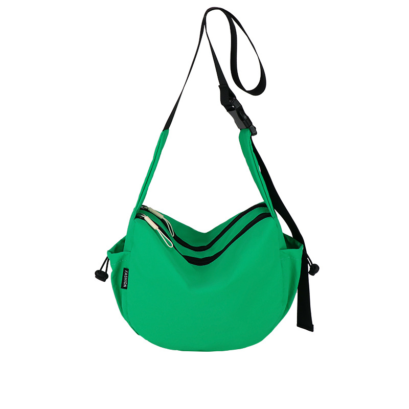 Bolso de lona popular de este año 2025 verano nuevo bolso femenino bolso de hombro de nailon impermeable bolso de mensajero deportivo de ocio