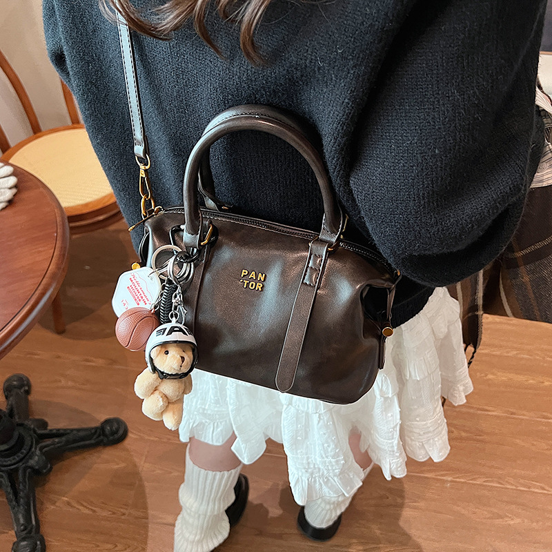 Bolso de almohada de moda de mano, bolso de hombro de alta calidad coreano, bolso de nicho de invierno de 2024 para mujeres simples