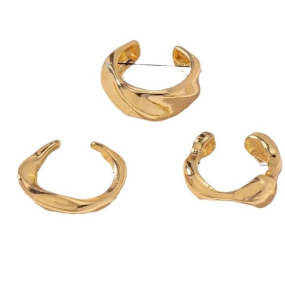 Orecchini a clip in oro, minimalisti, eleganti e unici, dalla forma irregolare, composti da 3 pezzi._voghion.com