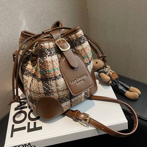 High-end versatile crossbody bucket shoulder bag for women 2024 spring new trendy plaid commuter bag for women
