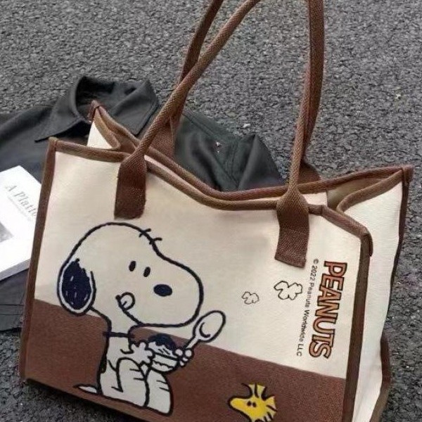 Cross-Border Label-Studded Snoopy Shoulder Bag for Female College Students, Class Tote Bag, Large Capacity Commuter Tote Bag, Women's Bag
