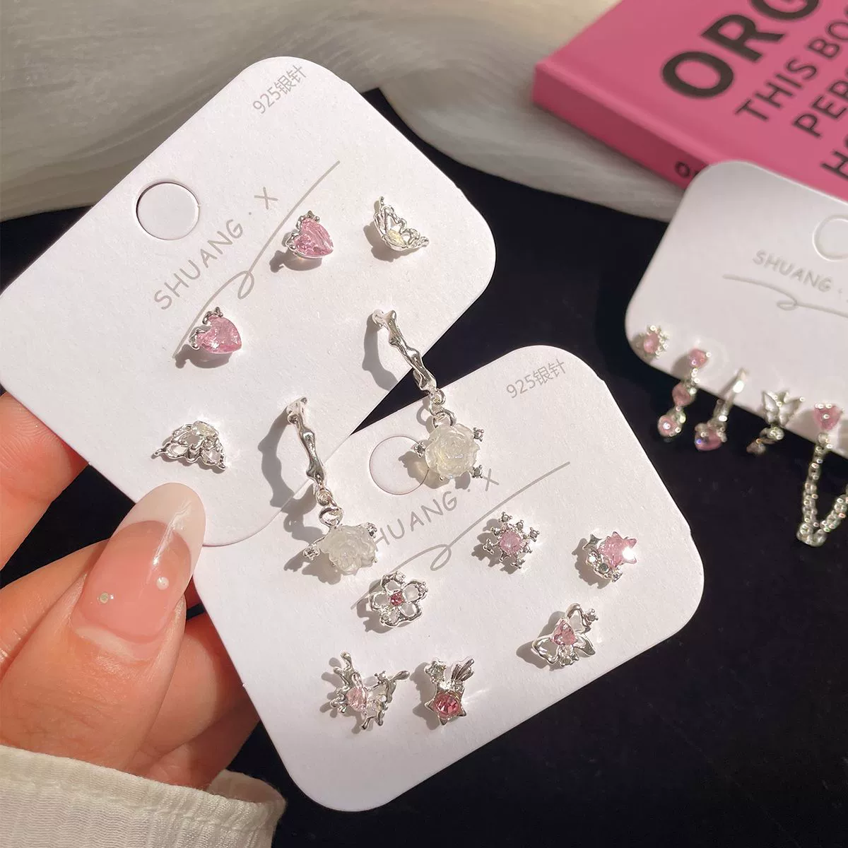 Серьги (Brand) геометрические фуксия, вставки циркония, кисточки, штифты 925 серебро