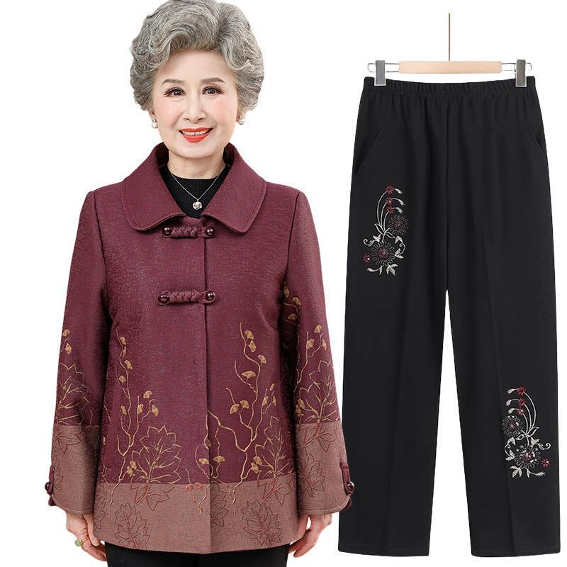 中高年の秋服の女性コートのおばあさんはゆったりしています。|undefined