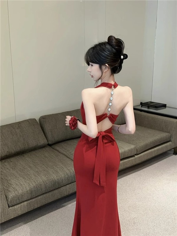 ホットガールチェーンホルターネックストラップデザインバックレスサスペンダードレス女性の春と夏のスリムフィットヒップフィッシュテールロングスカート|undefined
