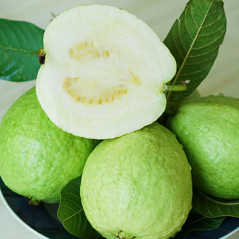 Гуава, тайваньская жемчужная гуава, слабосладкая, хрустящая и твердая, свежесобранная, созревшая на дереве, хрустящая и сладкая, без косточек.