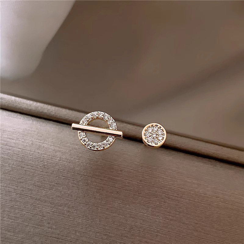 Asymmetric stud earrings women's silver needle earrings niche design high-grade temperament popular light luxury fashionable earrings