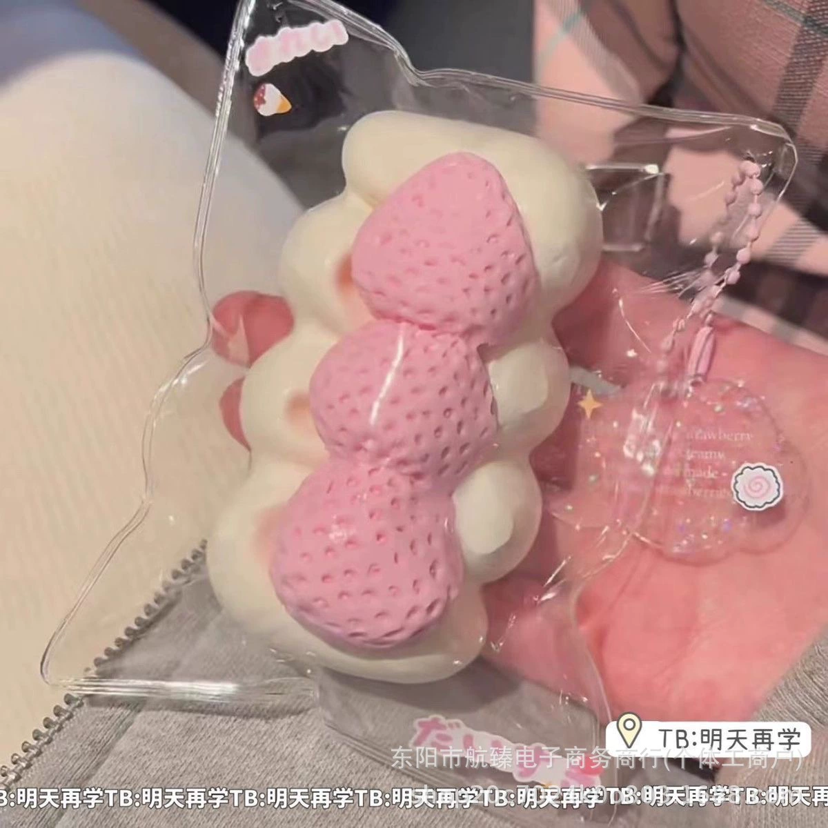 Клубничное молоко оладьи рисовые шарики, щепотка, имитация силиконового тоста