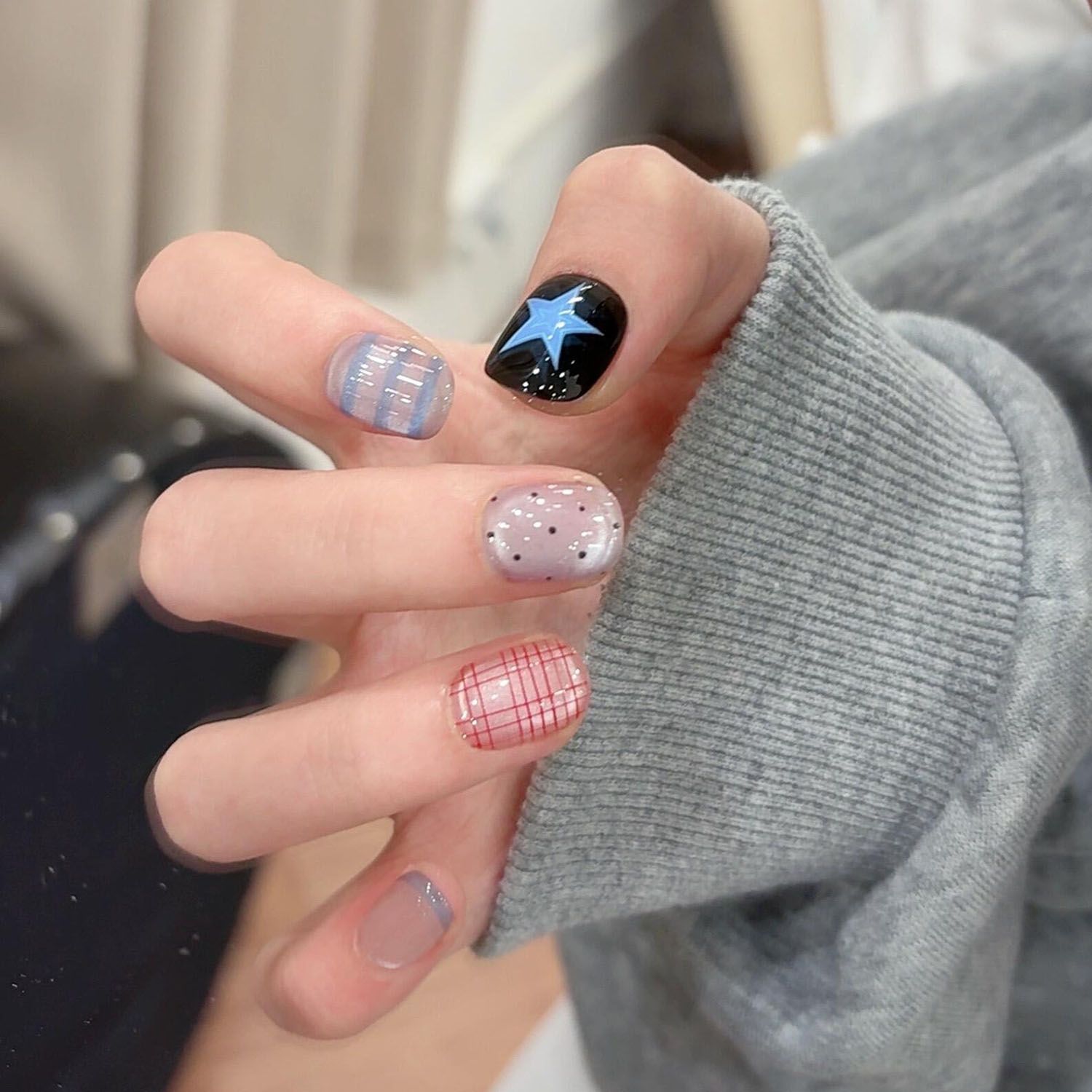 Uñas postizas francesas con diseño floral dorado, estilo ojo de gato, cortas y desmontables, producto de alta gama para arte de uñas 2026.