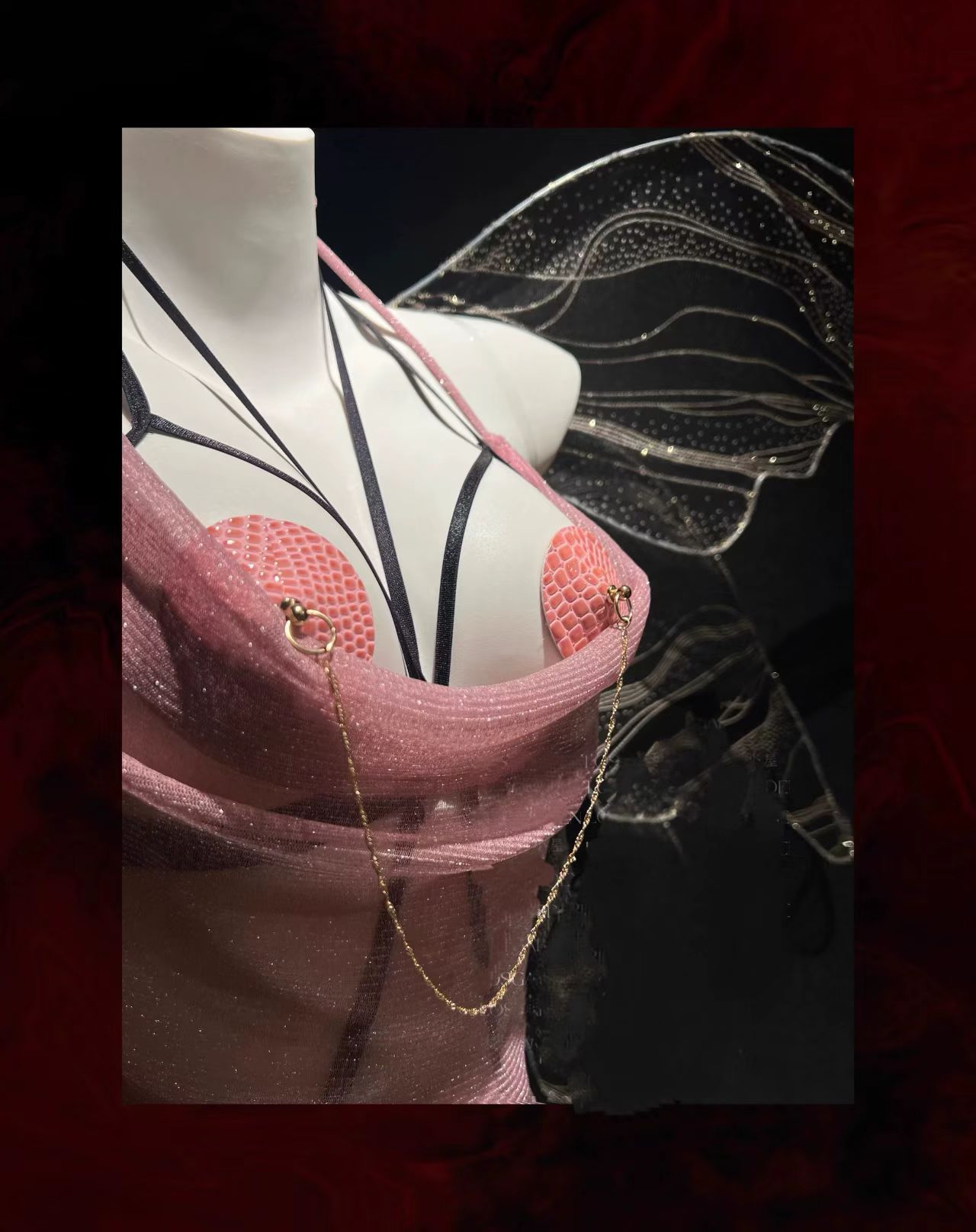 핑크색 금속 젖꼭지 패치