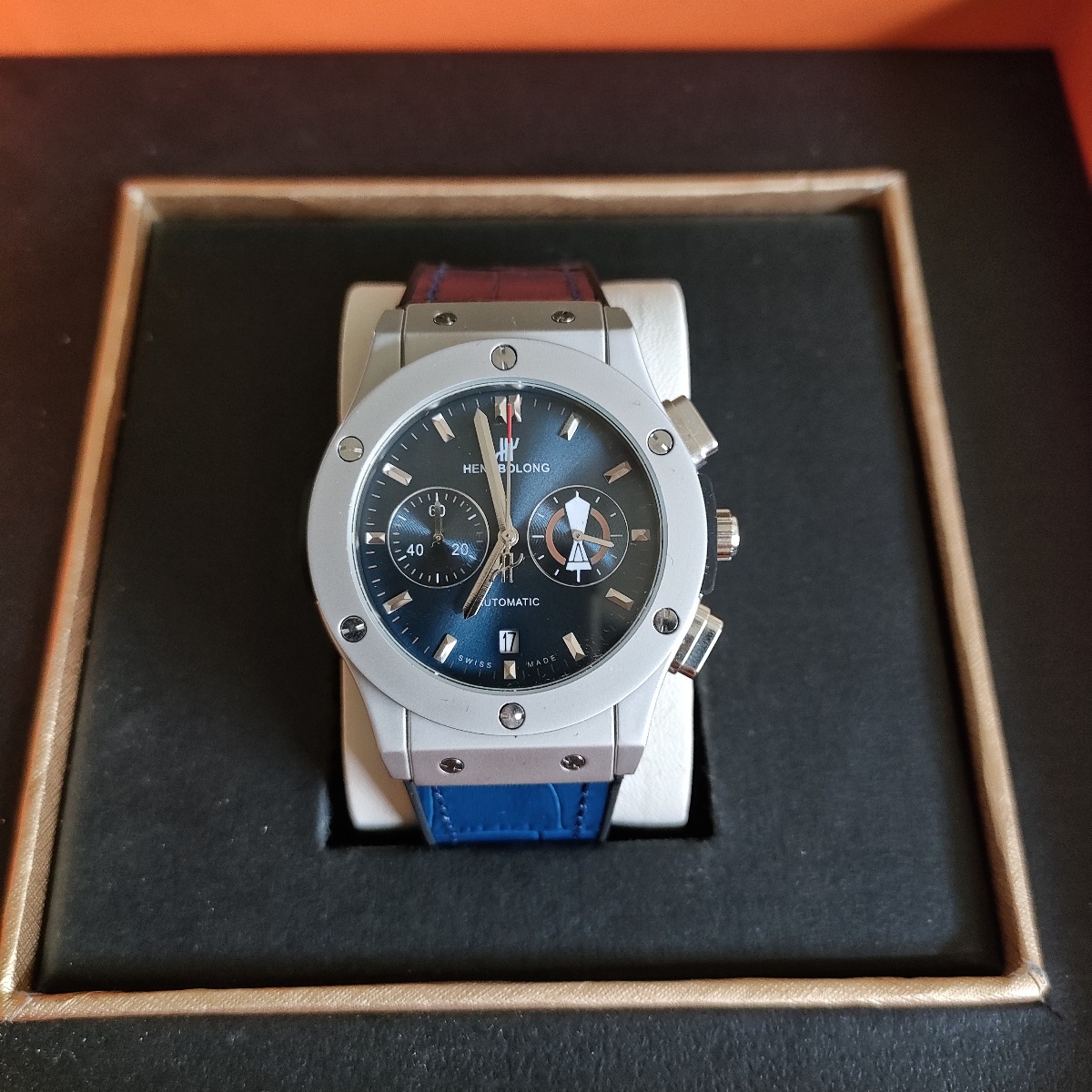 恒家は時間を計って秒の多機能の石英の男性の時計を走らせます。