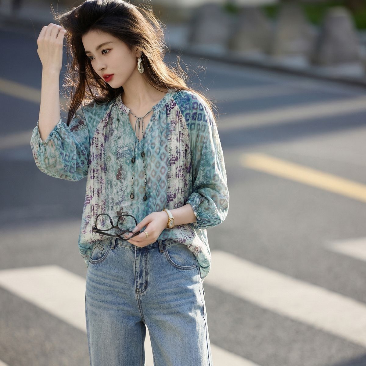 Áo sơ mi nữ cổ chữ V họa tiết hoa vỡ, dáng rộng suông, tay dài, phong cách Pháp — Hoa vỡ màu xanh chi tiết 1