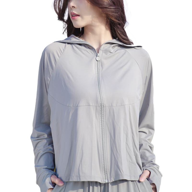 空の青い原紗の氷感のゆったりしたタイプの日焼け止めの服は帽子をかぶって紫外線を防ぎます。