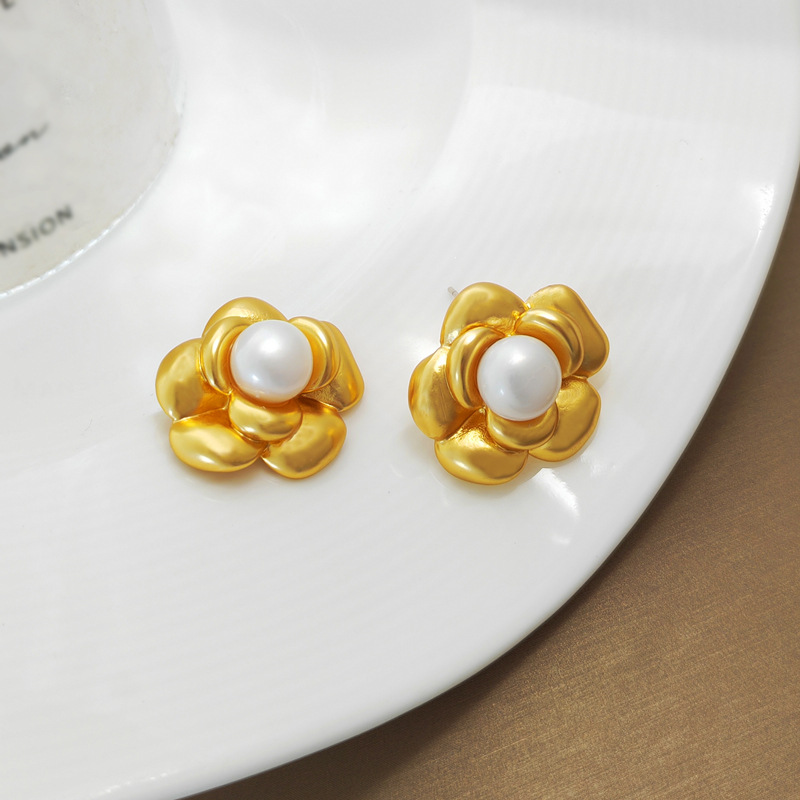 Retro Flower Copper Plating Inlay Pearl Ear Studs 1 Pair