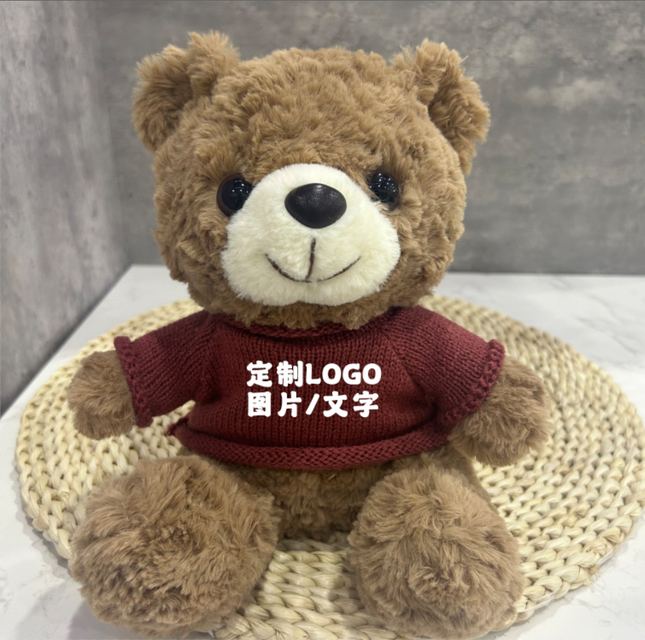 Los juguetes de peluche lindos se pueden combinar con logotipos impresos para enviar muñecas de muebles a amigos y vecinos.