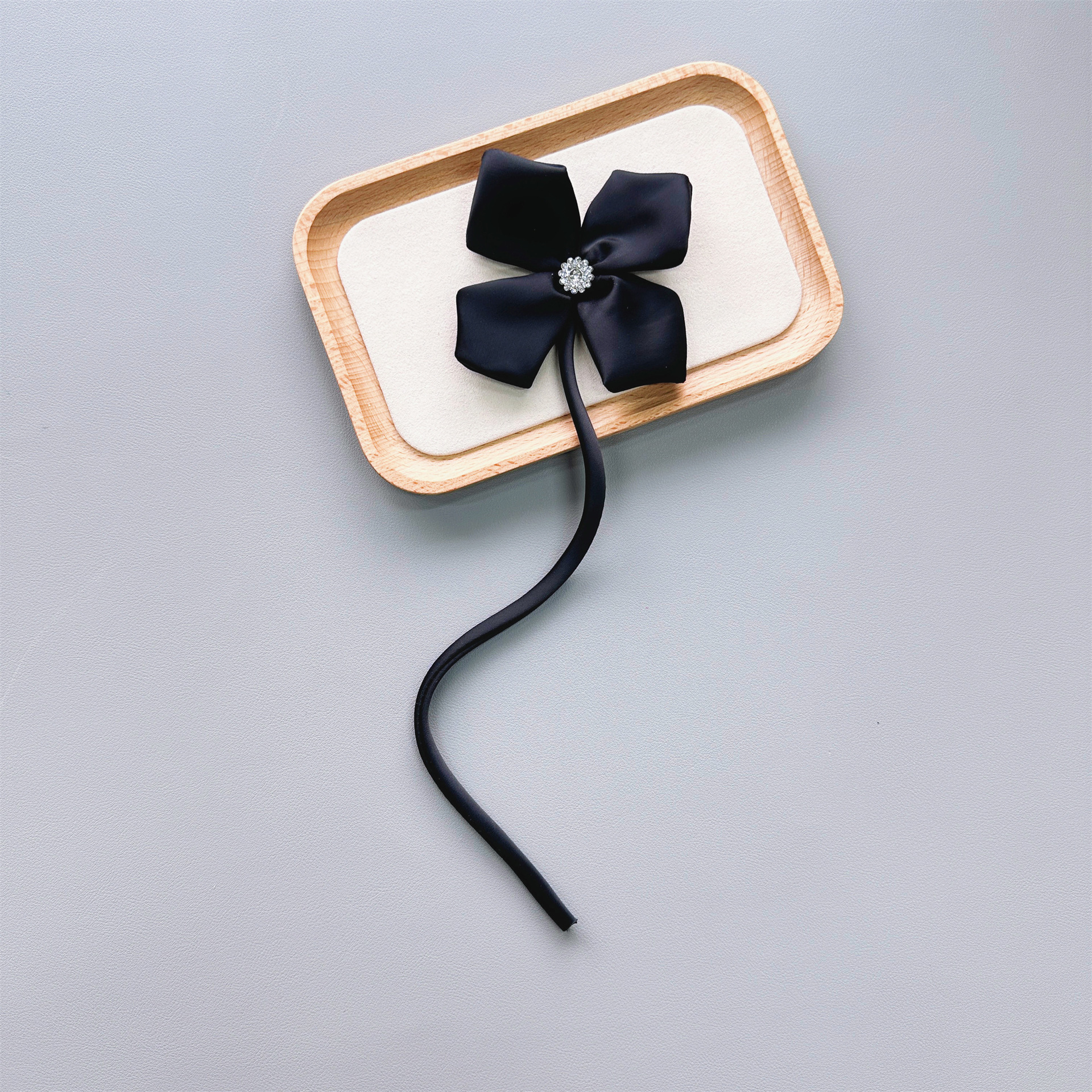 Venta caliente de cuatro hojas flor del trébol flor decorativa con PIN blanco y negro tela de satén DIY joyería Ropa Accesorios del vestido