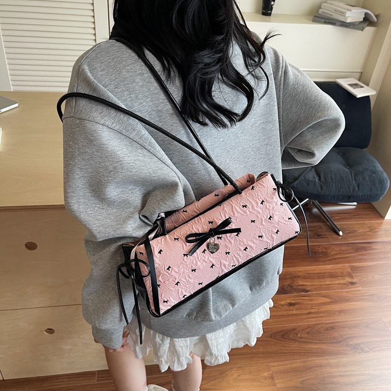 Bolso de axila de chica caliente fresco de moda 2025 verano nuevo bolso femenino lindo lazo bolso de hombro de color de contraste de estilo occidental