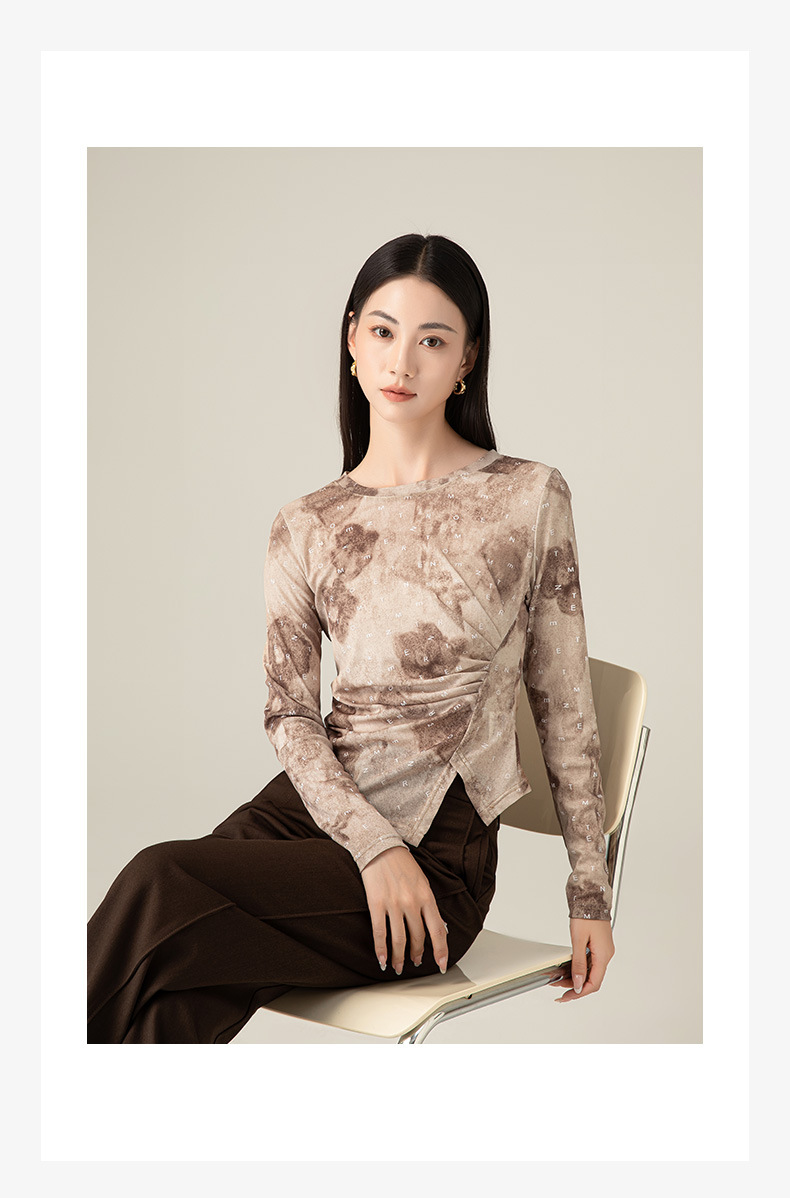 Áo thun dài tay nữ in họa tiết kỹ thuật số không đều, thiết kế xẻ tà ôm sát — Vỏ Trái Cây Nâu chi tiết 4