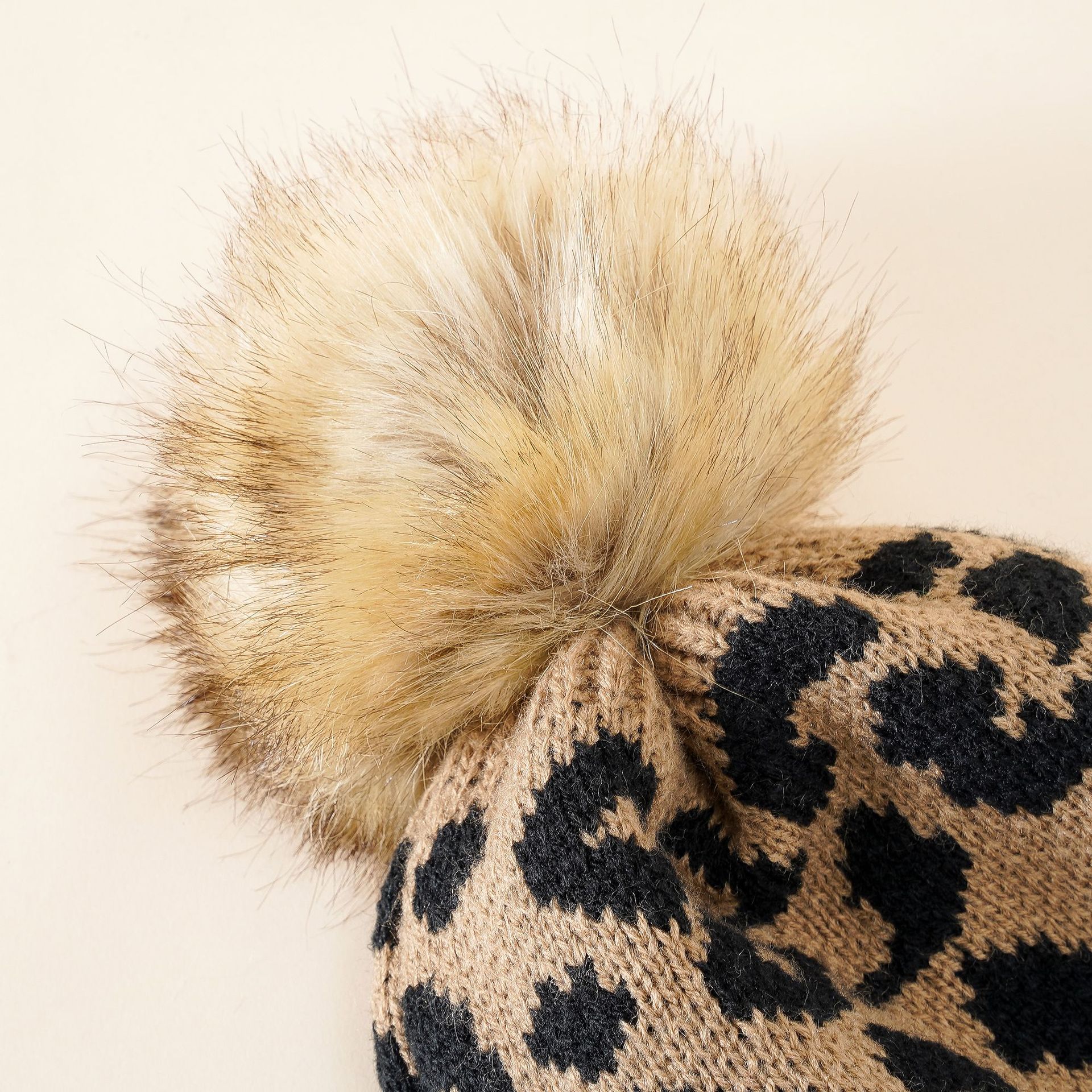 Sombrero de punto sombrero Otoño e Invierno leopardo impresión Bola de piel caliente moda estilo coreano estudiante casual Internet celebridad lana sombrero femenino Masculino