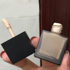KeKeMood小方瓶ファンデーション液は持続的にカバーしますが、化粧が落ちません。