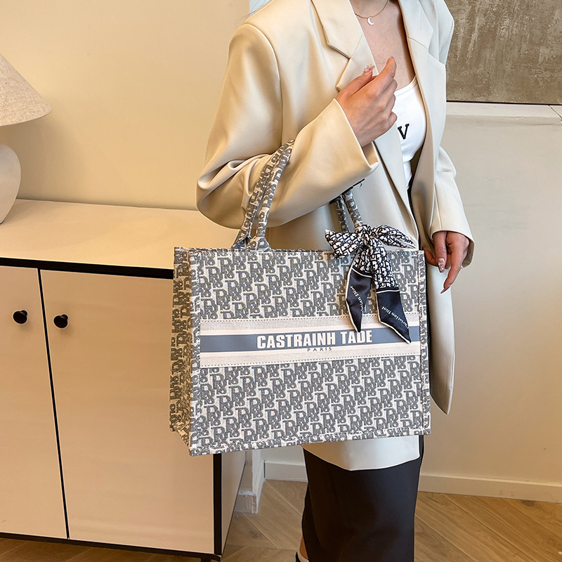 Bolso de gran capacidad para mujeres 2025 nueva moda transfronteriza letras bordadas bolso de mano bolso de mano bolso de brazo de hombro universal