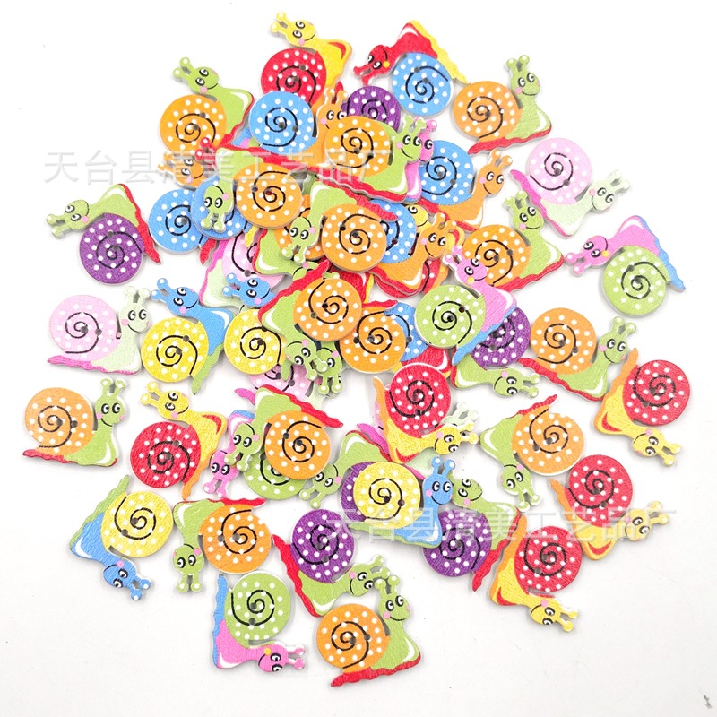Caracol de color de dibujos animados al por mayor de madera con fondo blanco botones impresos insectos pintados botones de madera 50 piezas por paquete