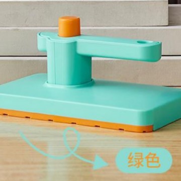 녹색 종이 상자에 들어 있는 페이스 타올과 걸레 클립을 손에 쥐고 있습니다.