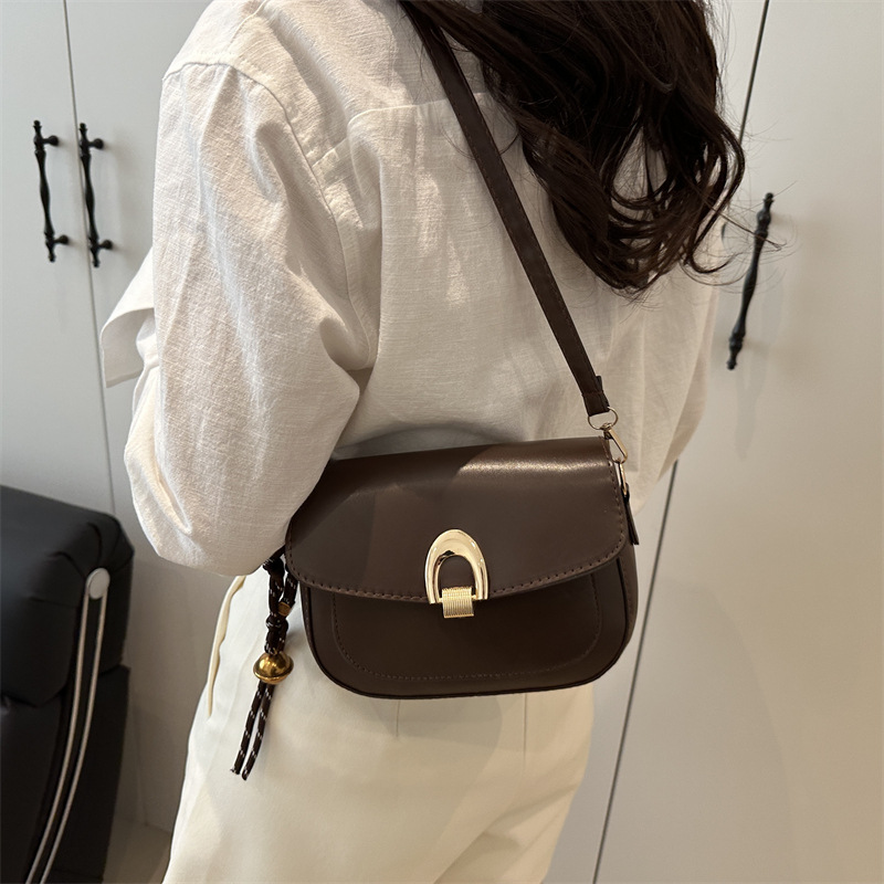 A principios de la primavera de 2025, bolsos de silla de moda casuales coreanos, bolsos de mujer de alta calidad.