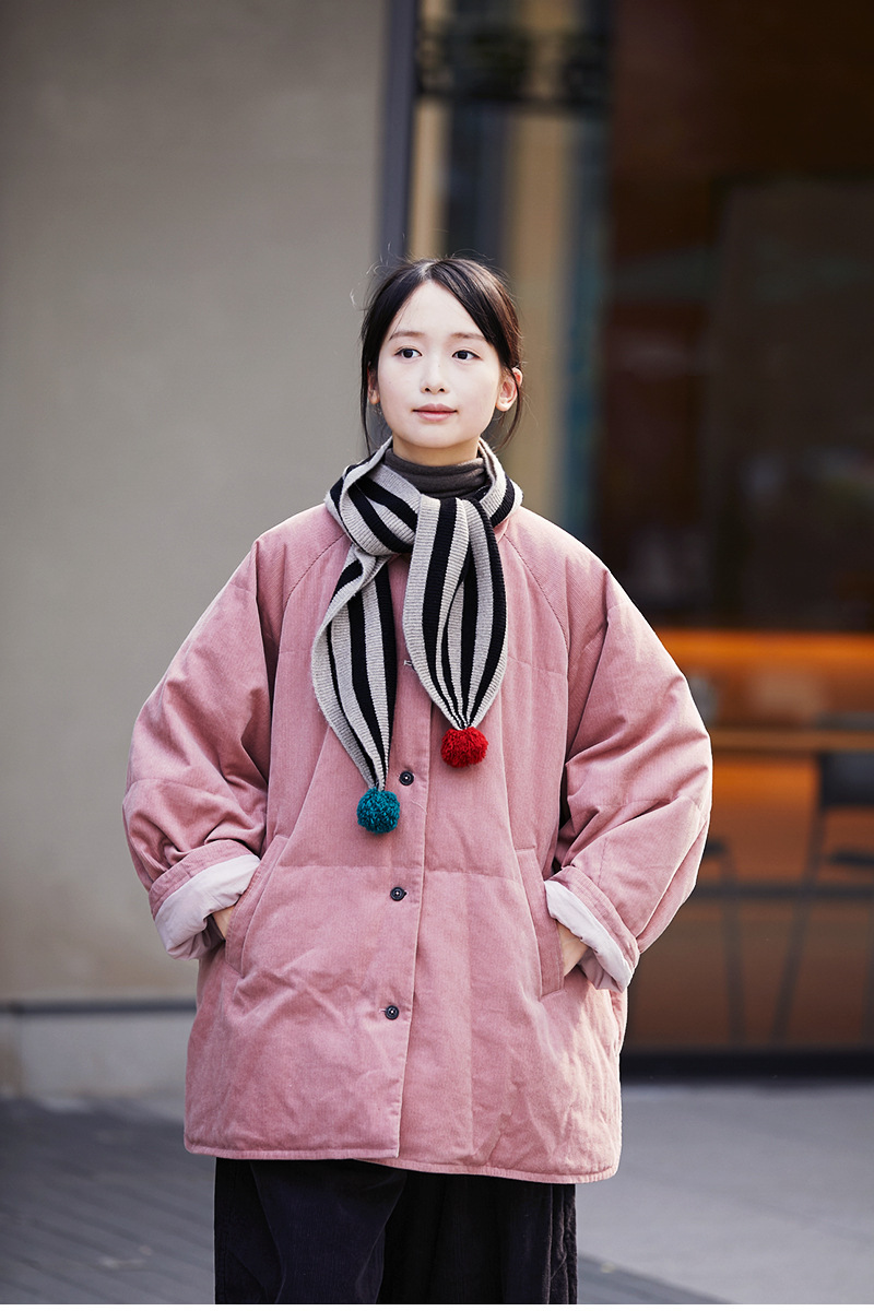 桜ピンクの暖かなゆったり襟付きシャツ型ダウンジャケット NoZen