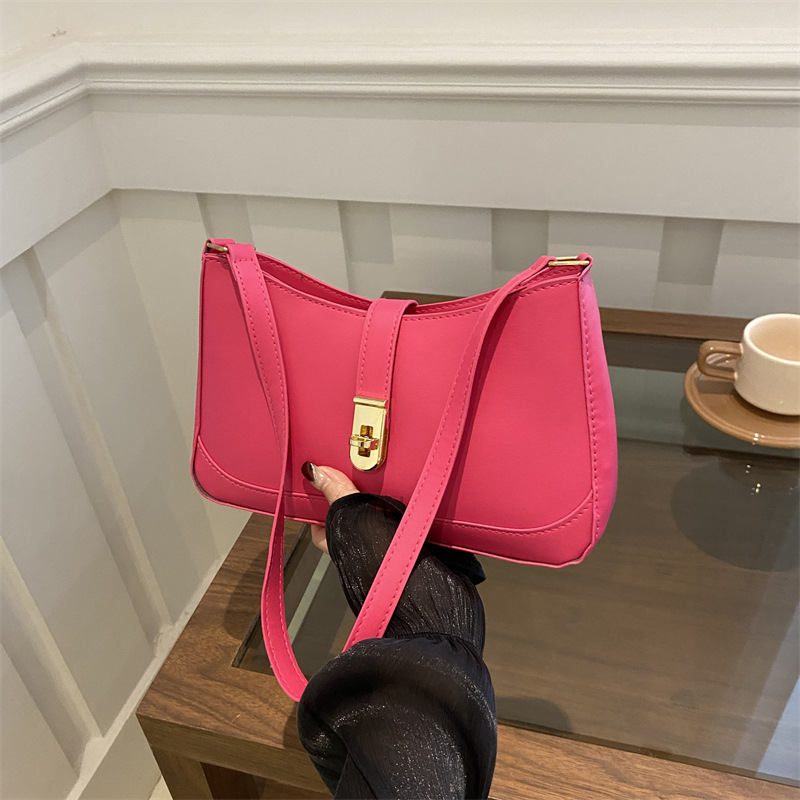 El popular diseño de nicho de este año 2024 nuevo bolso de mensajero de color sólido de moda bolso de hombro de moda bolso de axila con cerradura de estilo occidental