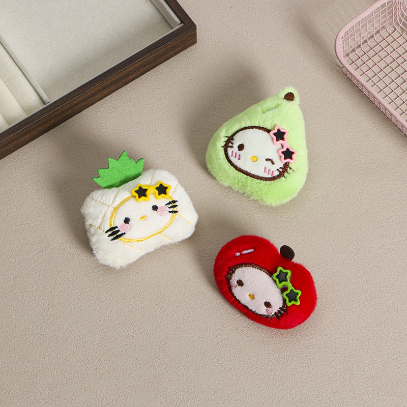 Cartoon plush fruit series pendants: apple, pear, pineapple clothing accessories, brooches, bag and sock accessories, decorative items Cartoon plush fruit series pendants: apple, pear, pineapple clothing accessories, brooches, bag and sock accessories, decorative items